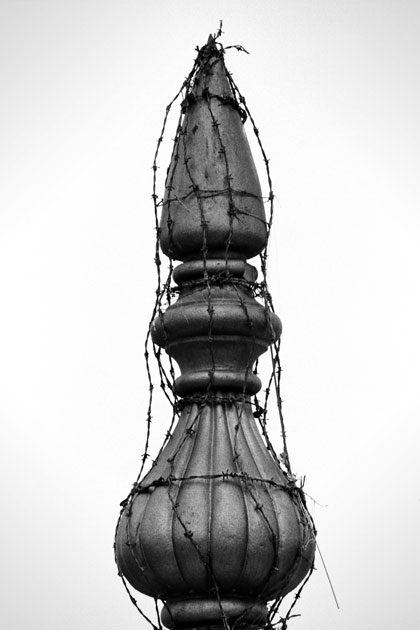 02_barbedwire.safety.fear.mosque.blackandwhite.india.jpg